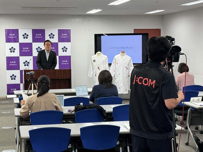 写真：定例記者会見の様子（令和6年5月29日）