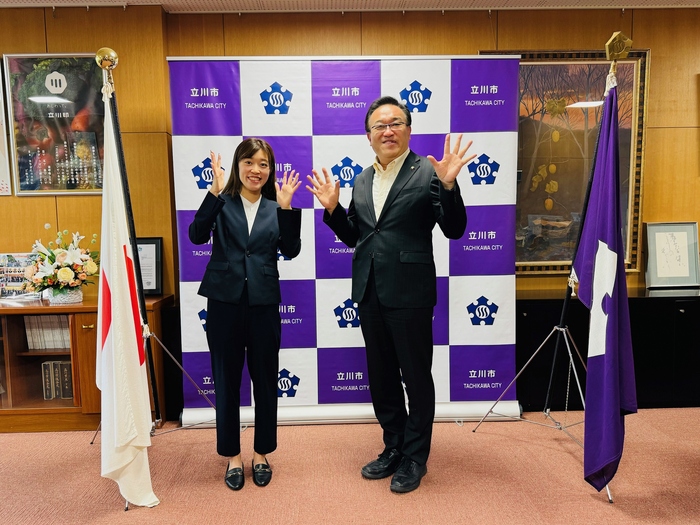 写真：岡田海緒選手（デフ陸上競技）と市長（令和6年5月31日）