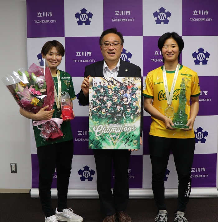 市長と選手の写真（左から土方摩椰選手、市長、野田にな選手）
