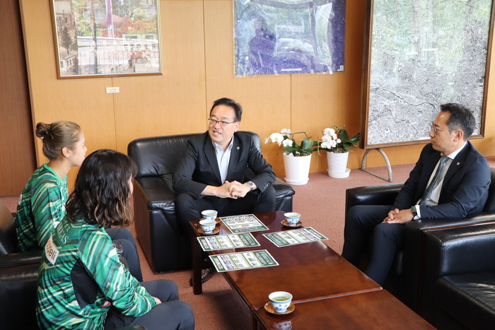 市長と選手の談笑の様子