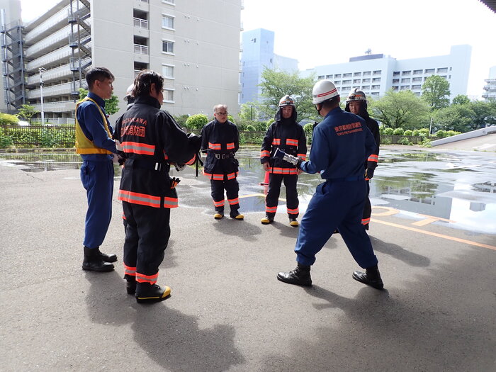 教官から消防団員が講評を受けている様子