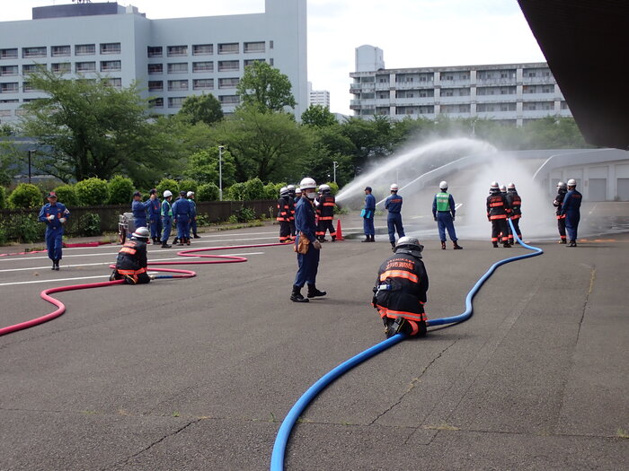 立川市消防団員が放水している様子を遠目から写したもの