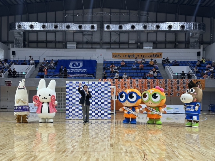 Fリーグ開幕、立川アスレティックFCを応援する酒井市長の写真