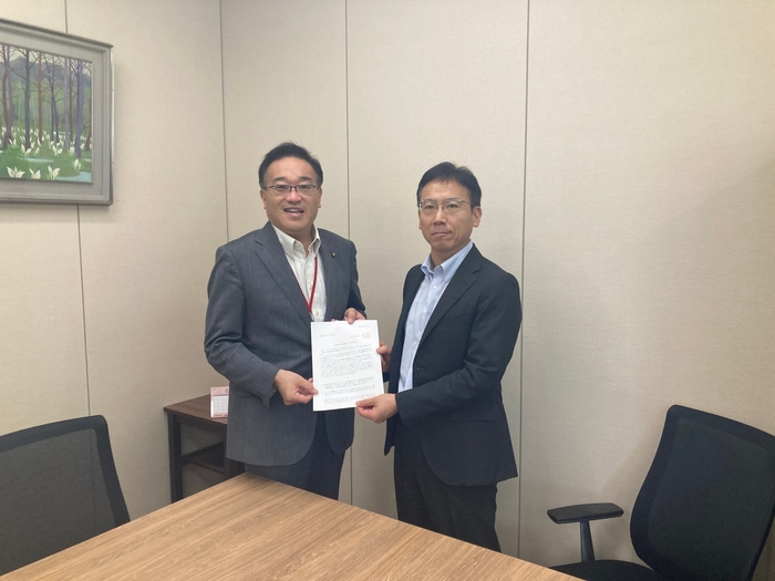 総務省へ地域手当に関する要望書を提出した様子