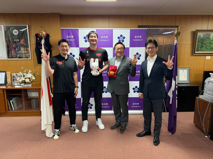アルバルク東京の皆様と酒井市長との写真