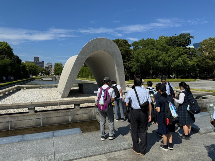 広島平和都市記念碑での献花の様子