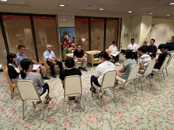 酒井市長と中学生が平和や学校について意見交換を行いました