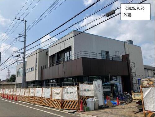 足場が外れ、建物外観が見えている