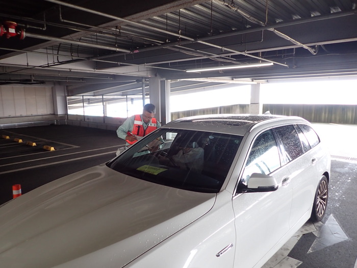 避難車両を案内している様子です