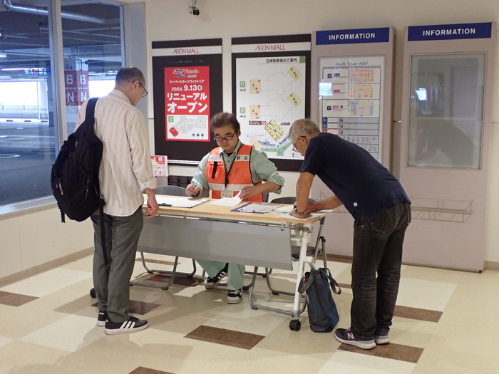 避難者の受付をしている様子です