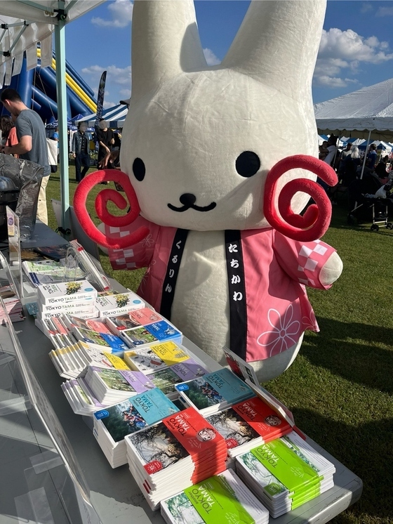 立川市ブースを盛り上げるくるりん