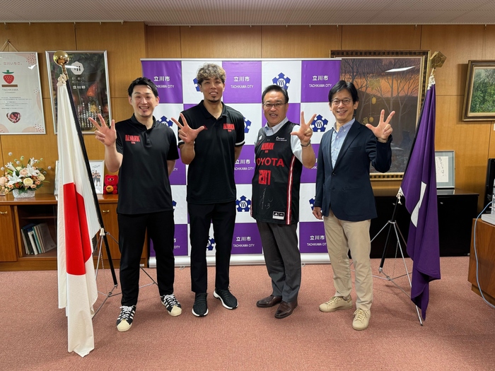 アルバルク東京の皆様と酒井市長の写真