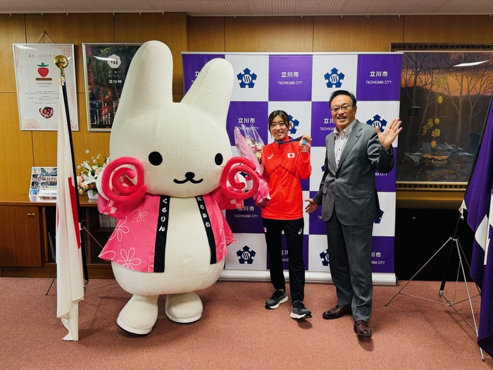 デフ陸上競技岡田選手、酒井市長、くるりんの写真