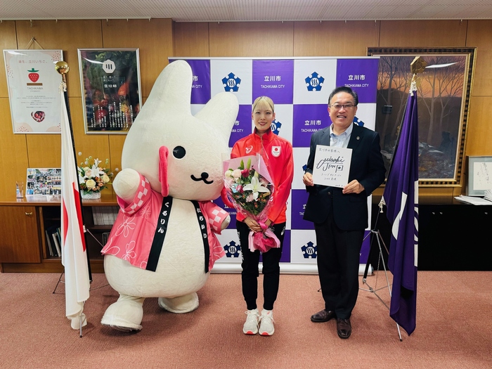 フェンシング江村美咲選手、酒井市長、くるりんの写真