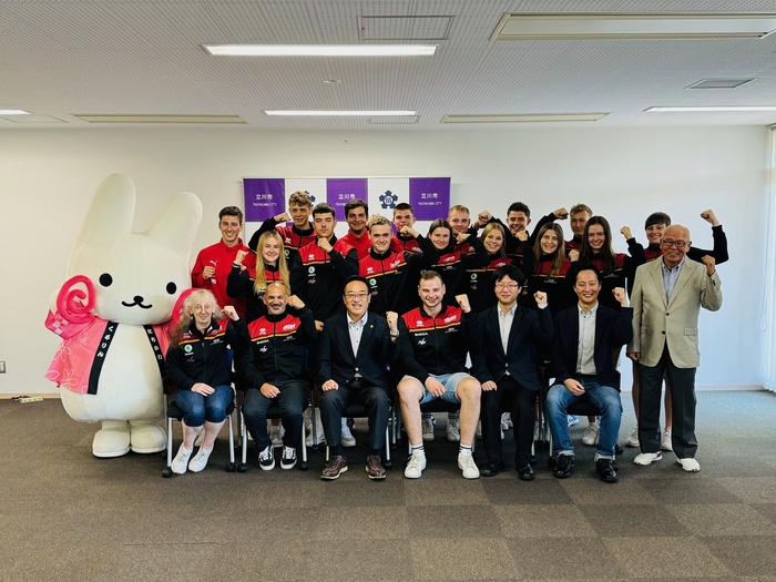 サイクルサッカードイツ選手団の皆さん、酒井市長、くるりんの写真