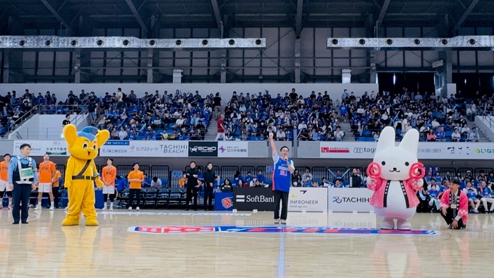 立川ダイスホーム開幕戦でピーポくん、くるりんとともに挨拶