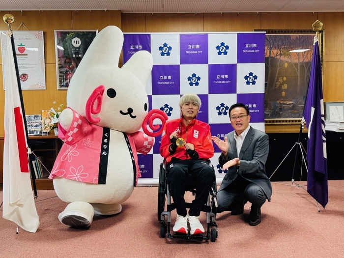 車いすラグビー長谷川選手と酒井市長、くるりんの写真