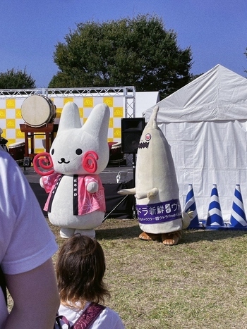 和太鼓の演奏を盛り上げるくるりんとウドラ