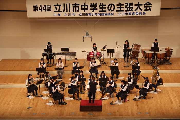 写真：立川第九中学校吹奏楽部による演奏が響き渡る様子