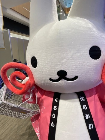 買い物かごを持つくるりん