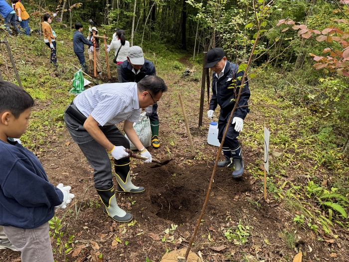 大町市姉妹市交流事業「森林環境保全事業」の様子