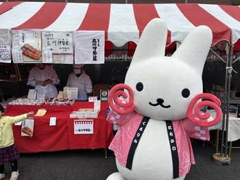 立川伊勢屋と写真を撮るくるりん。