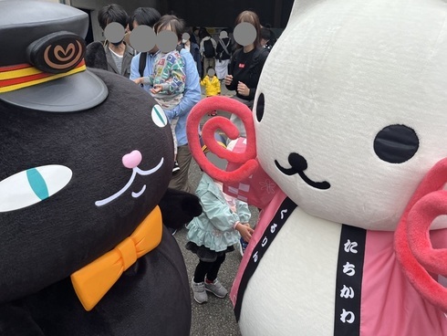 多摩モノレールPR担当タマオと写真を撮るくるりん