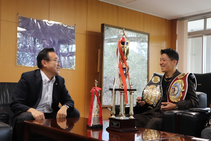 談笑する酒井市長と渡邊海選手