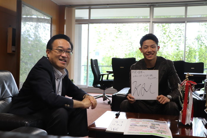 色紙にサインを書いていただき、市長にプレゼントする渡邊海選手