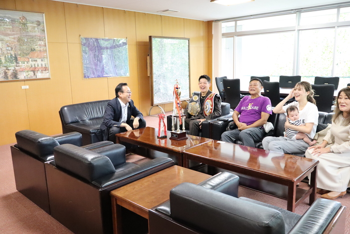 談笑する酒井市長と渡邊海選手とそのご家族のみなさま