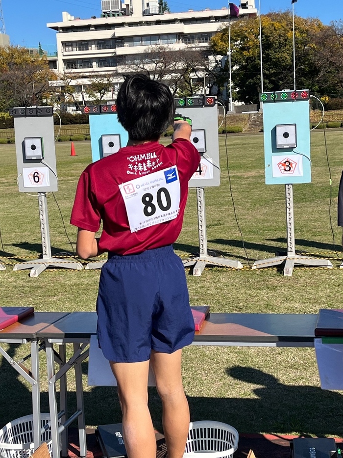 レーザー射撃に取り組む男子選手