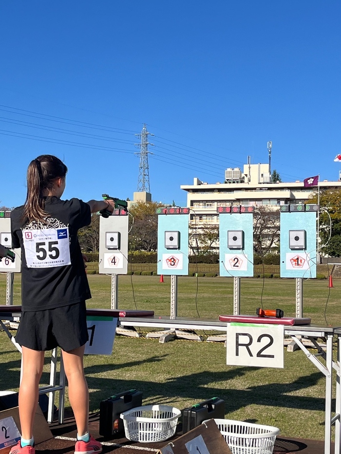 レーザー射撃に取り組む女子選手