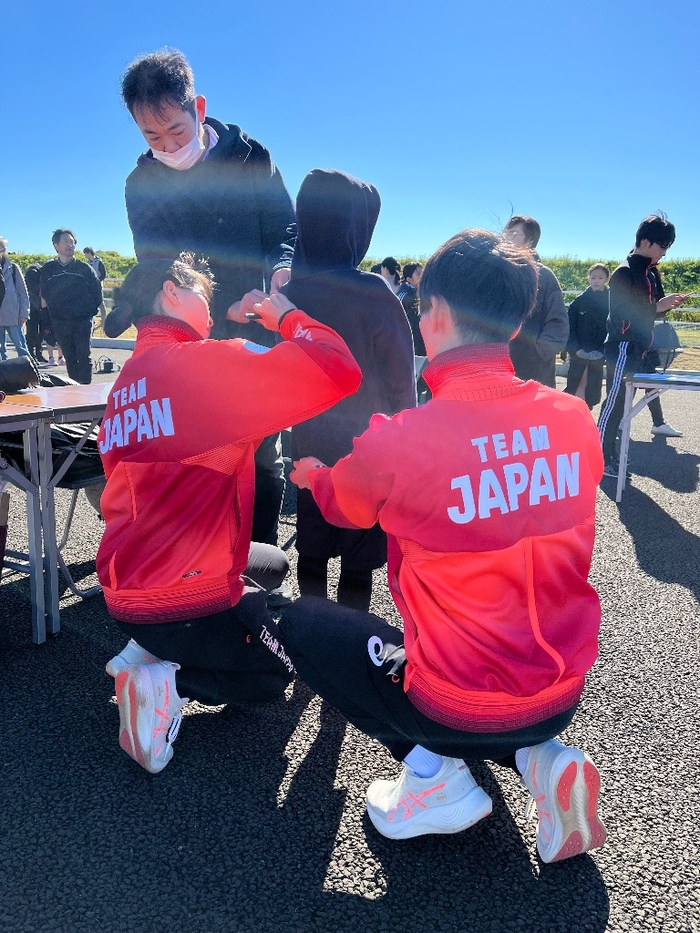 出場者にサインをする佐藤選手と内田選手