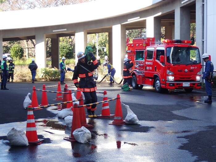 震災時の消火活動を想定、ホースを担いで瓦礫等の中を進む訓練の様子その2