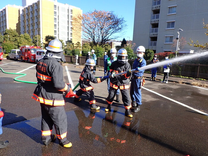 東京消防庁から消防団員が放水の指導を受けている様子