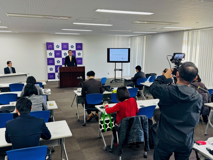 定例記者会見の様子