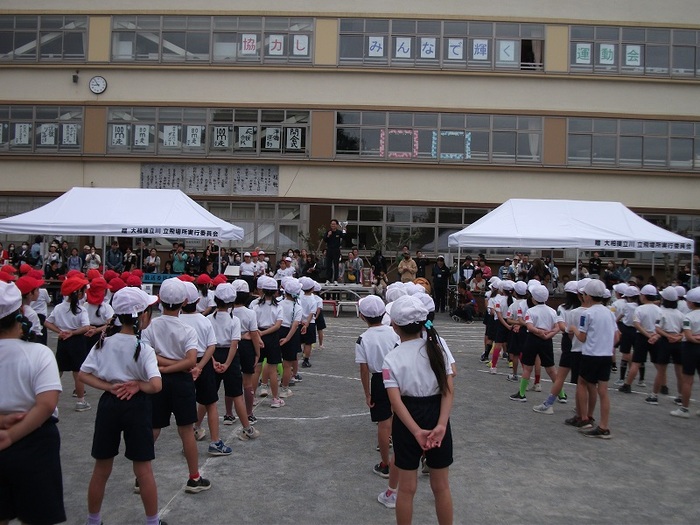 令和6年度の市内小学校運動会にて　寄附金活用により購入したテントが使用されている様子