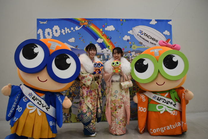 写真：二十歳のメッセージボード前の参加者、くるりん、うどらの様子