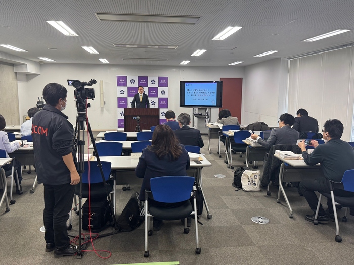 写真：定例記者会見の様子（令和7年2月12日)