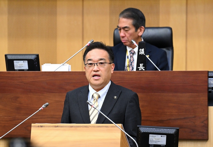 令和7年第1回市議会定例会での施政方針表明の様子
