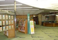 写真：中央図書館(2階入口)