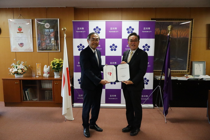 骨子案及び提言書を市長に手渡す様子