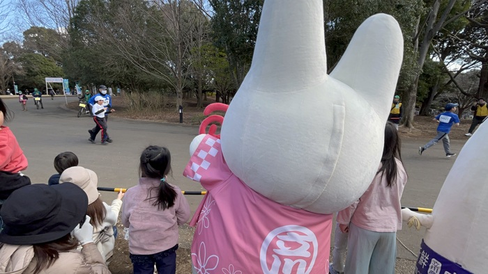 一生懸命走る子供たちとくるりん