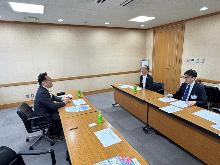 写真：大阪府寝屋川市視察の様子（令和7年4月21日）