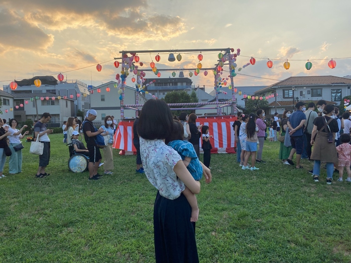 写真：夏祭りを楽しむ親子