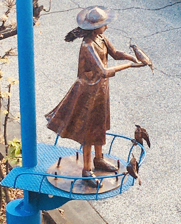 写真：鳥が手にとまった少女の像