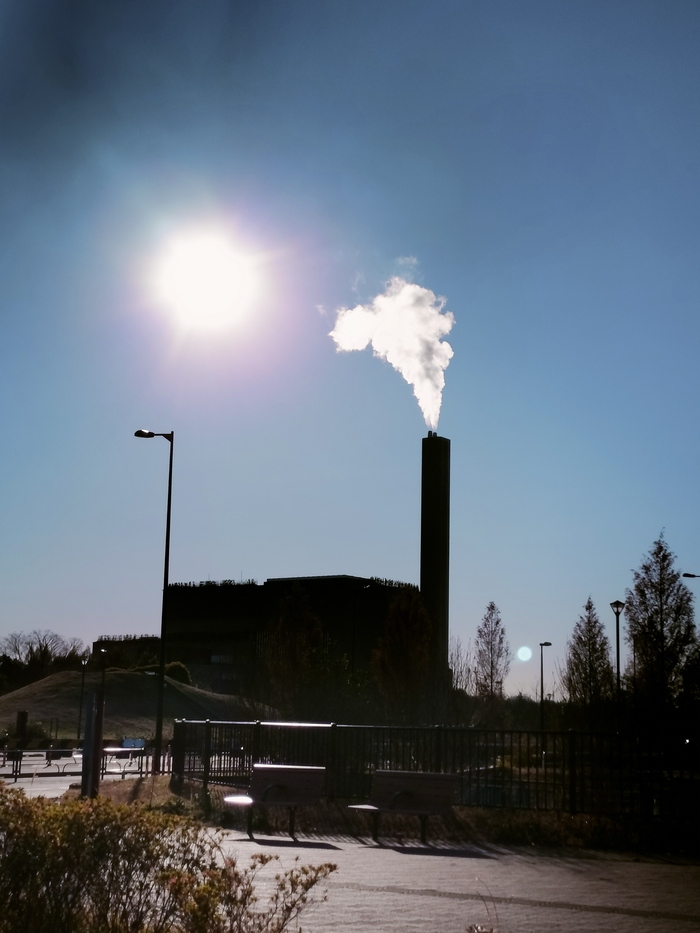 写真：煙突から煙が出ているクリーンセンター