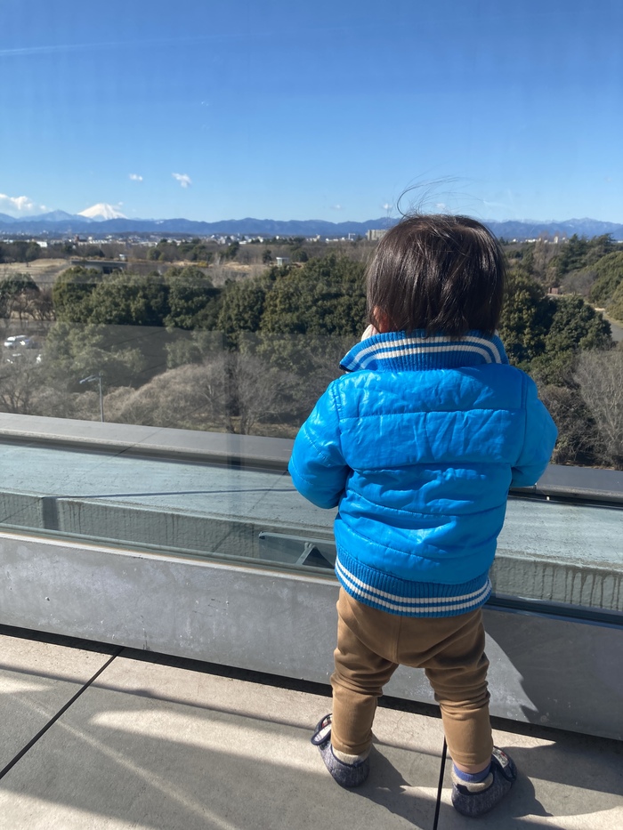 画像：遠くの景色を見る子ども