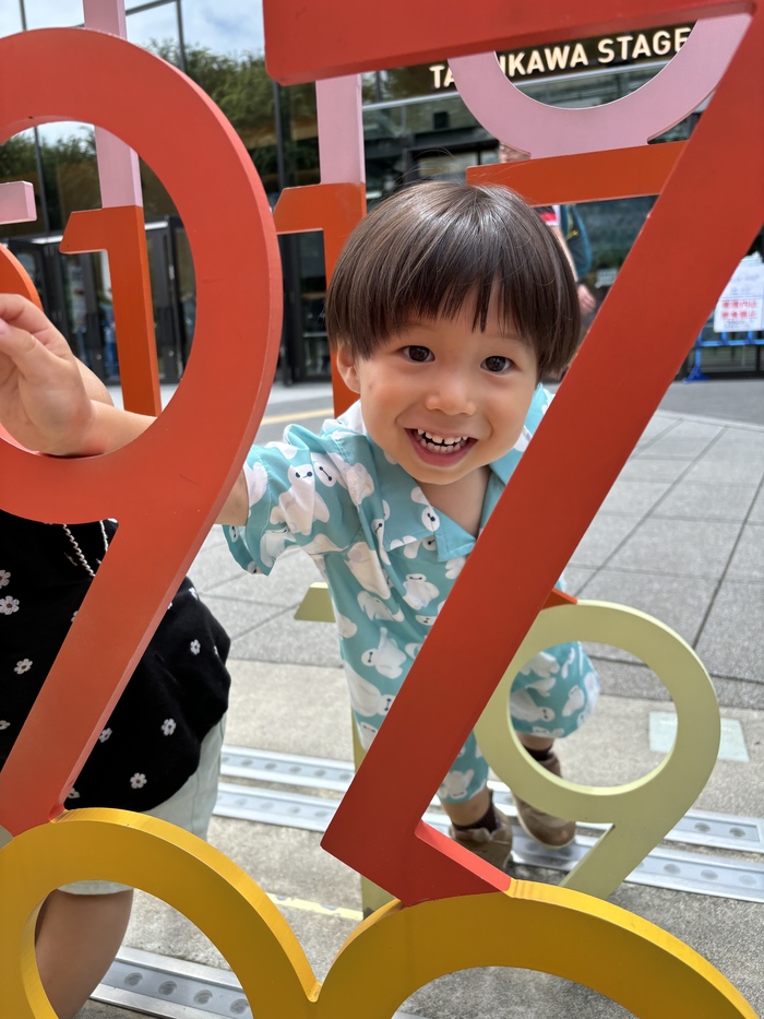 写真：オブジェから顔を出す子ども