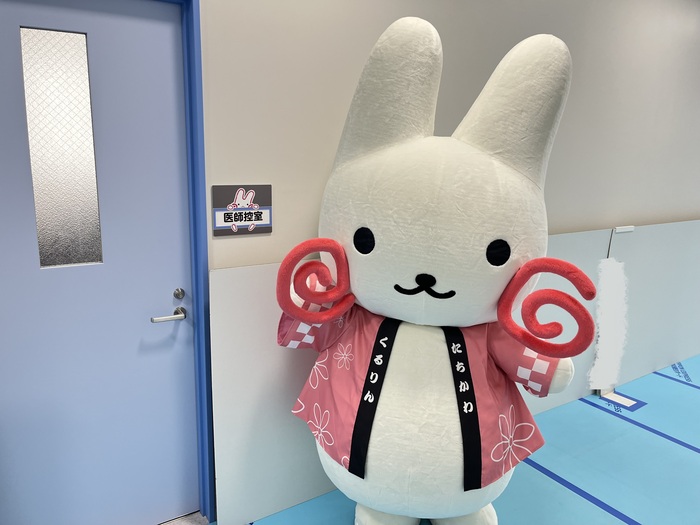 ルームプレートをハグするくるりんを見つけて喜ぶくるりん